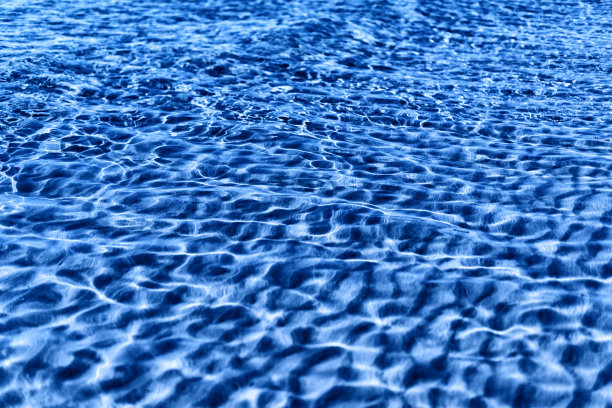 蓝色海水表面带沙纹图片下载