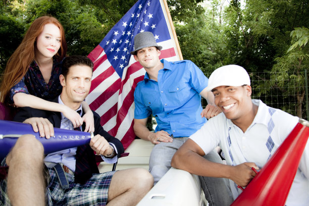 体育运动:橄榄球球迷在美国国旗的车尾派对上。图片下载