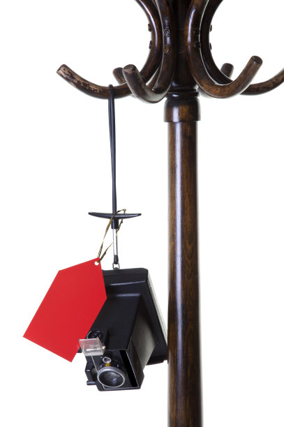 红色标签和古董相机挂在衣架上图片下载