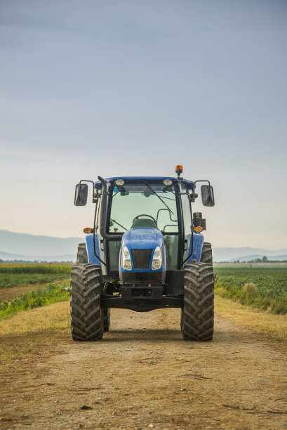 现代田间拖拉机图片下载