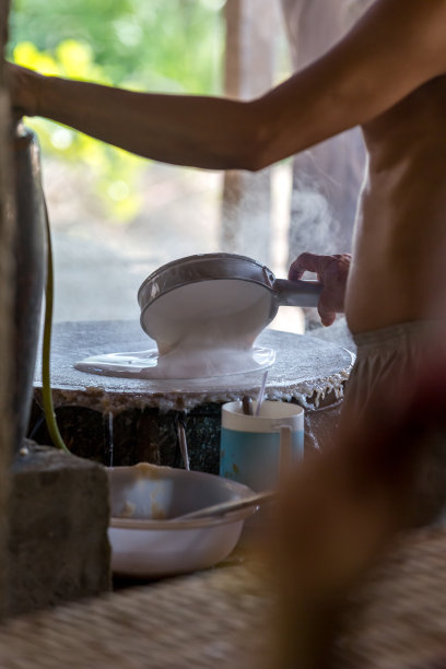 越南，男子煮米纸做面条图片下载