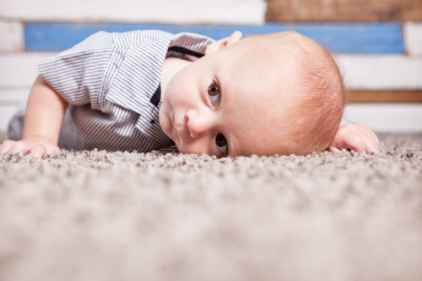 男婴头枕在地板上图片下载
