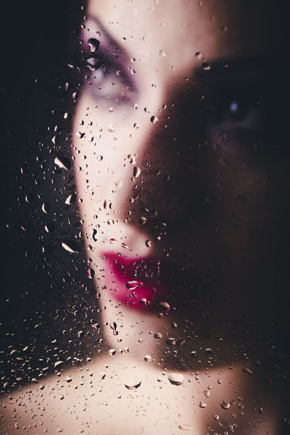 窗边沉思的女人图片下载