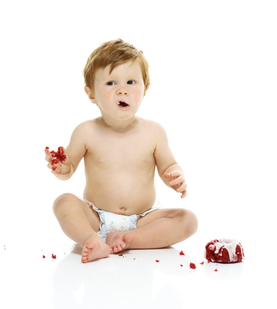 小男孩在吃生日蛋糕图片下载