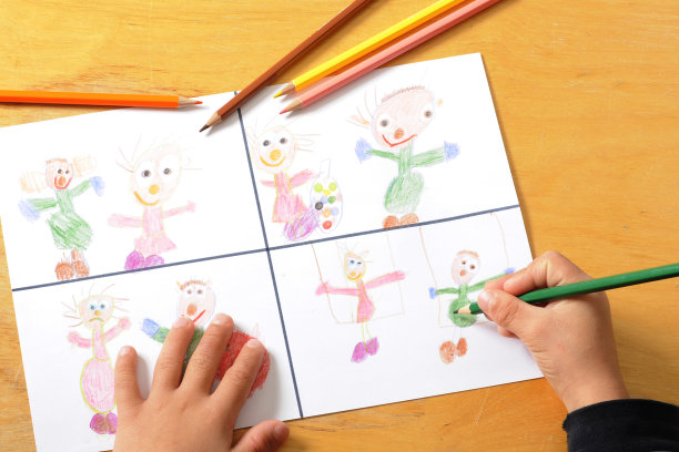 孩子正在画画图片下载