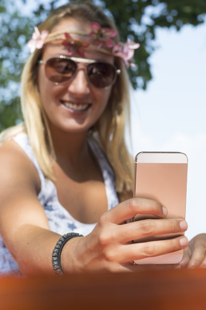 漂亮的金发女孩在自拍图片下载