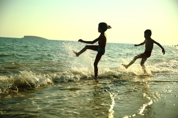 小男孩们在海中戏水图片下载