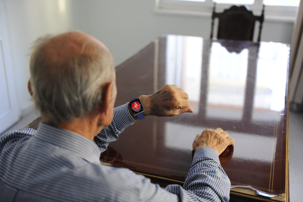 使用智能手表的资深男士图片下载