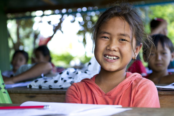 在学校微笑的亚洲女孩图片下载