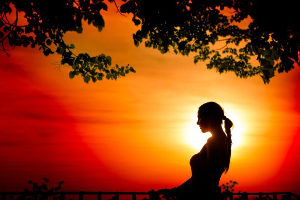 美丽的女孩正在欣赏日落图片下载