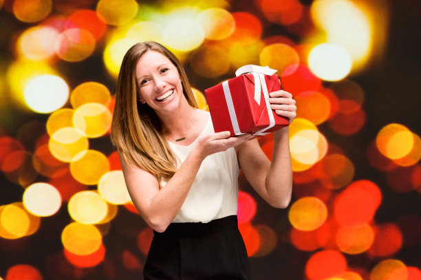 快乐的女人拿着礼盒图片下载
