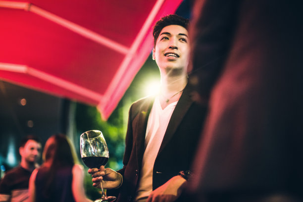 在香港喝酒的男人图片下载
