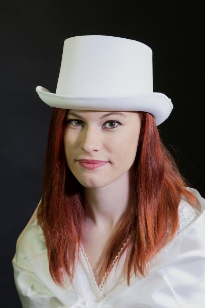 面对镜头的年轻成年女性图片下载