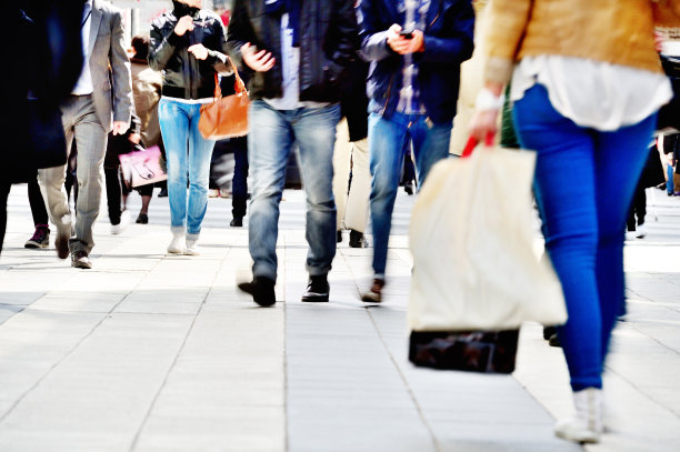 运动模糊的行人图片下载