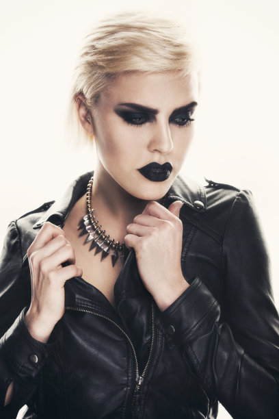 一个漂亮的女人的肖像与一个强烈的深色化妆。图片下载