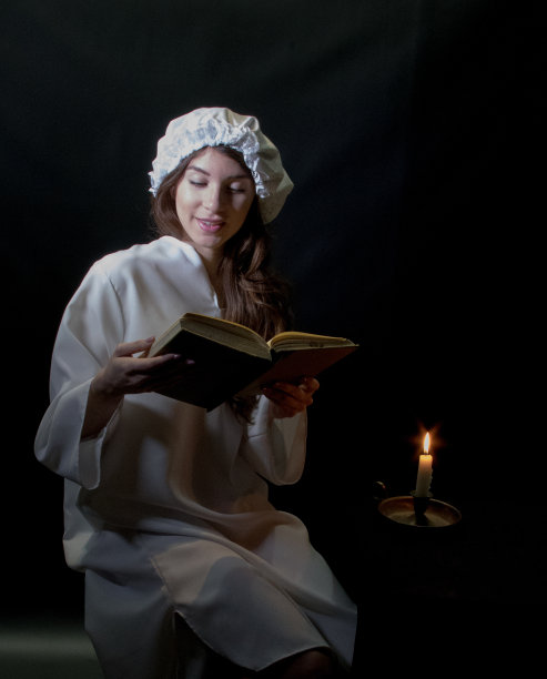 微笑的年轻成年女性阅读图片下载