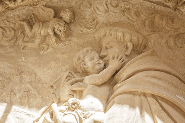 和尚抱着婴儿的石雕图片下载