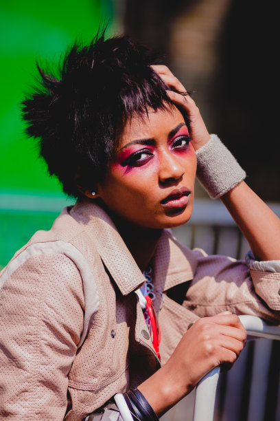 伦敦街头的邋遢女孩图片下载