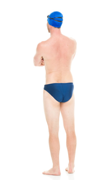 游泳者双臂交叉站立的后视图图片下载