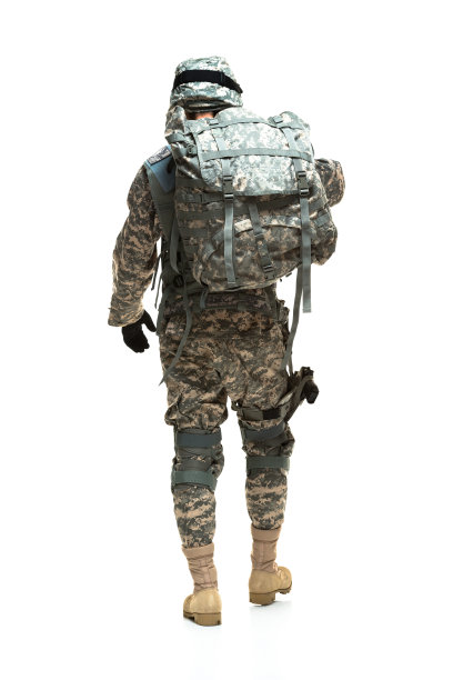 后视图的军人拿着背包和行走图片下载