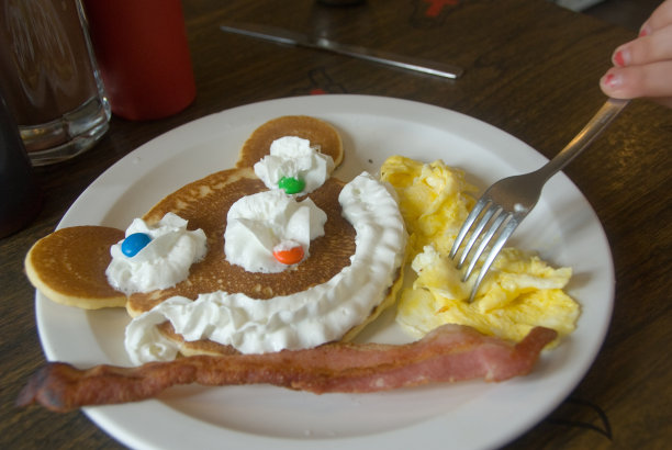 有趣的老鼠煎饼早餐图片下载