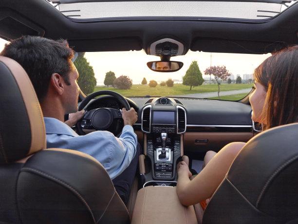 一对要去公路旅行的夫妇图片下载