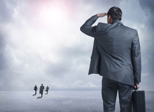 看着竞争对手走在他前面的商人图片下载