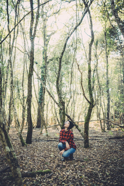 嬉皮女孩享受大自然图片下载