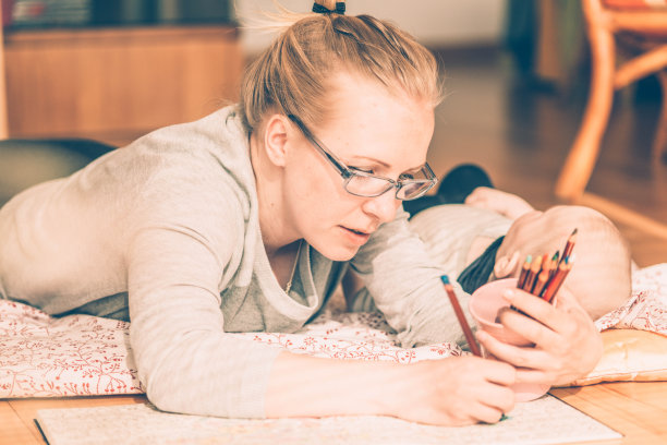 成人涂色书-母亲和她的孩子图片下载