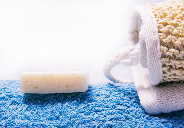 蓝色毛巾上的剑麻带子图片下载