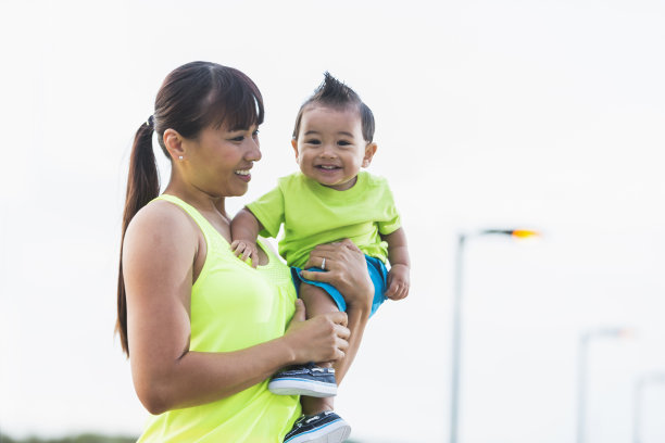 亚洲母亲抱着可爱的小男孩图片下载