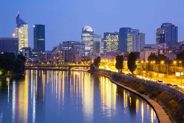 巴黎金融区拉德芳斯黄昏，法国图片下载