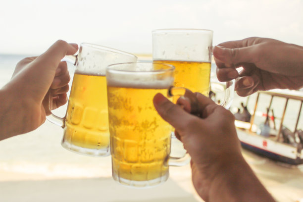 一大群人在喝啤酒图片下载