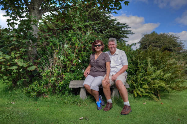 活泼成熟微笑的西班牙女人和男人图片下载