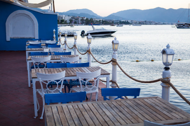 用餐时可以欣赏海景图片下载