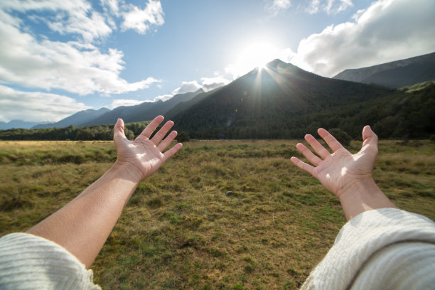 一个女人向自然伸出双臂的个人视角图片下载
