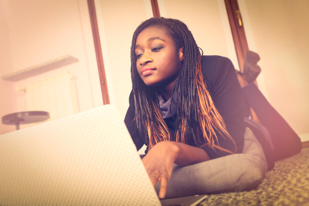 非洲年轻女子使用笔记本电脑图片下载