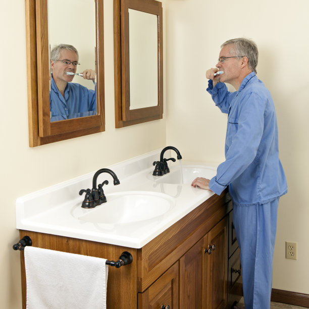 人刷牙图片下载