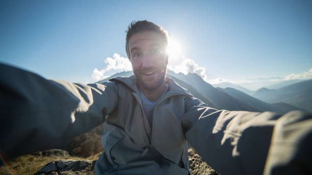 一名年轻人在山顶自拍图片下载