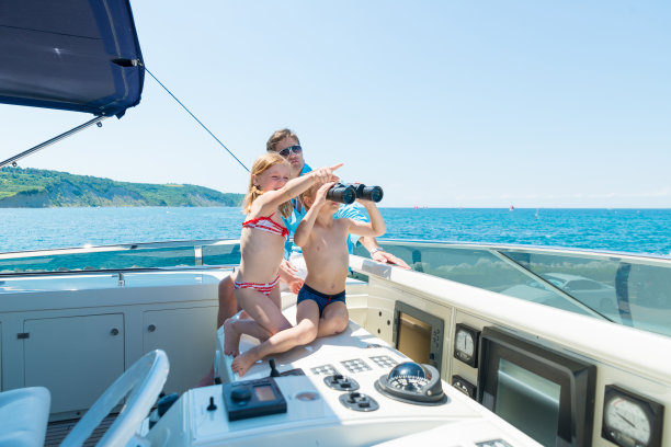 父子在游艇上图片下载