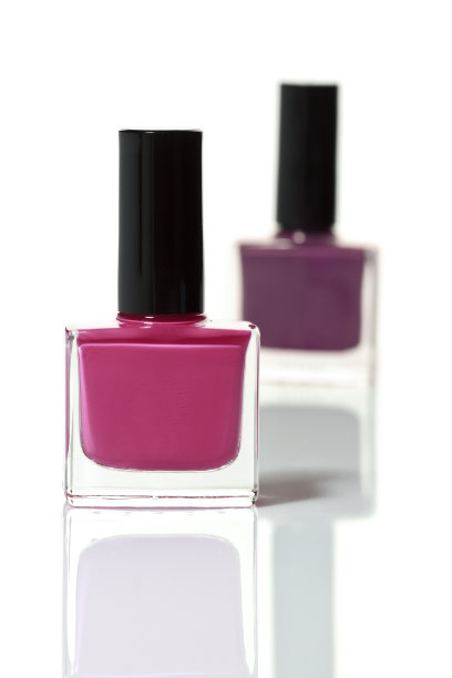 粉色和紫色的指甲油图片下载