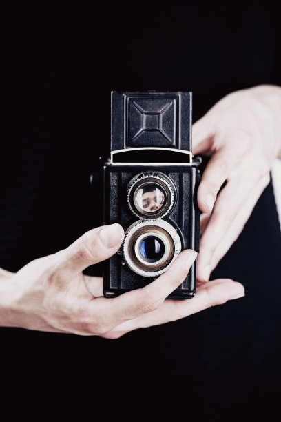 一个拿着老式相机拍照的男人图片下载