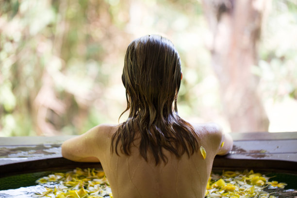 在花浴中放松的女人图片下载