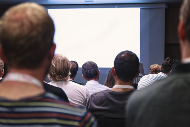 一群观众看着空白的屏幕图片下载