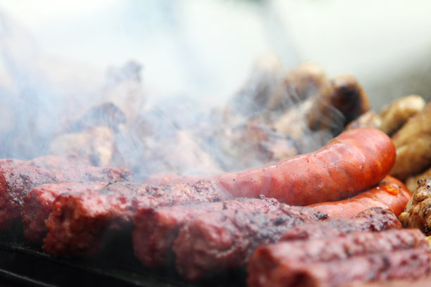 烧烤。烤肉架上的肉。图片下载