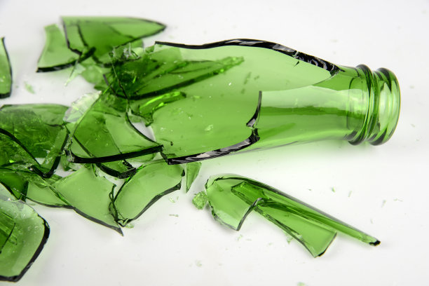 白色背景上的绿色碎玻璃瓶图片下载