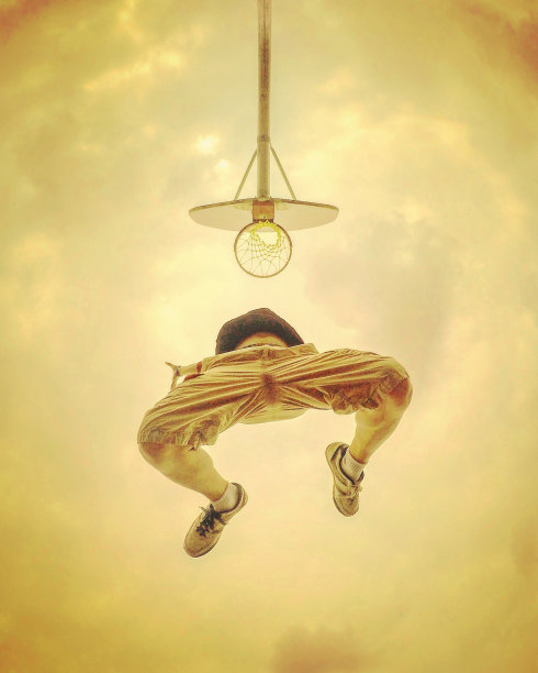 那家伙跳上篮球框图片下载