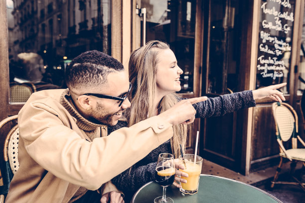 看那里有什么了不起的活动，我们喝完后再去吧!图片下载