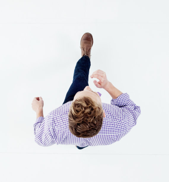 上图是商人行走的景象图片下载