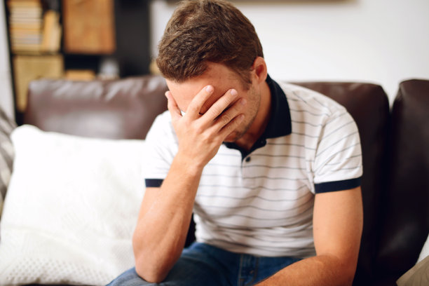 家庭内部的年轻人图片下载